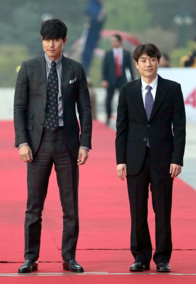 ‘독립·예술영화의 축제’인 제14회 전주국제영화제(JIFF)가 25일 오후 전북 전주시 한국소리문화의전당에서 개막한 가운데 배우 정우성과 류승완 감독이 포즈를 취하고 있다.<br>연합뉴스