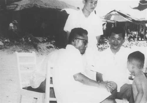 까치글방 제공 　황용주가 박정희 의장 가족과 1962년 8월 부산 해운대해수욕장에서 여유있는 한때를 보내는 모습. 오른쪽 소년이 지만씨일 것으로 보인다.