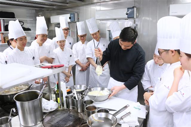 전문 요리사를 양성하기 위한 직업교육 프로그램인 SK 해피쿠킹스쿨의 학생들이 서울 용산구 행복나눔재단 조리교육장에서 실습교육을 받고 있다. SK그룹 제공