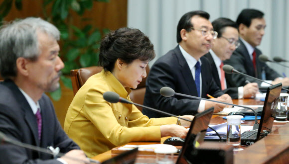 박근혜 대통령이 29일 청와대에서 열린 수석비서관회의에서 모두발언을  하고 있다.     연합뉴스