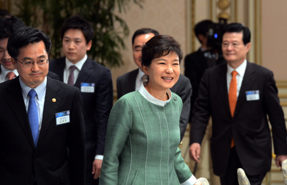 박근혜(가운데) 대통령이 30일 청와대에서 김동연(왼쪽) 국무조정실장으로부터 2013년 국무조정실 업무보고를 받기 위해 보고장으로 들어가고 있다. 