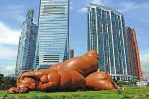 3m 달하는 거대 조형 예술품 ‘대변’ 논란