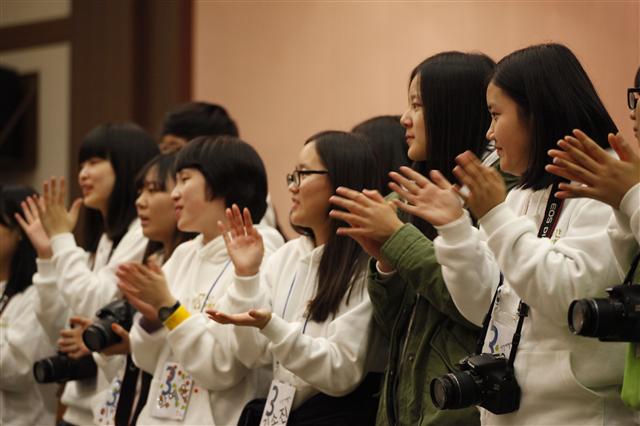 지난 연말 두산그룹의 교육나눔 프로그램인 ‘시간여행자’ 제1기 학생들이 9개월간의 교육을 마무리하고 대망의 사진전시회 개최를 축하하는 박수를 치고 있다. ㈜두산 제공