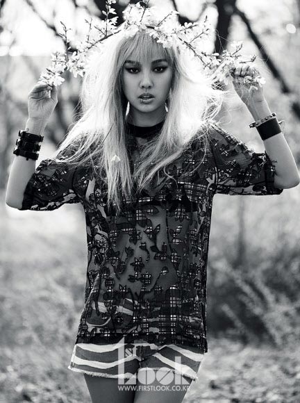 이효리가 피어싱 스타일링으로 눈길을 끌고 있다.  ‘퍼스트룩’ 제공<br>