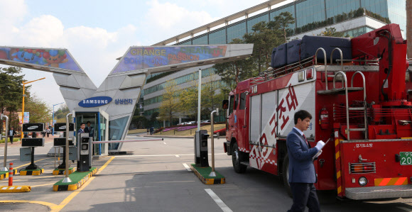 2일 오후 경기도 화성 삼성전자 화성사업장에서 불산 누출 사고가 발생, 3명이 부상한 것으로 알려진 가운데 삼성전자로 소방재난본부 차량이 진입하고 있다.  연합뉴스