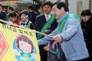 “스쿨존 교통범칙금 인상 검토”