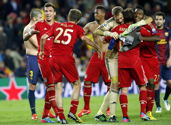 독일의 바이에른 뮌헨 선수들이 2일 스페인 바르셀로나 캄프누 스타디움에서 벌어진 2012~13 유럽축구연맹(UEFA) 챔피언스리그 4강 2차전에서 스페인 FC바르셀로나를 3-0으로 완파하고 결승 진출을 확정 지은 뒤 기쁨을 나누고 있다.  바르셀로나 AP 특약