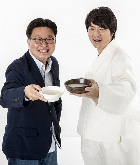 배우 송일국(오른쪽)·서경덕 성신여대 교수 연합뉴스