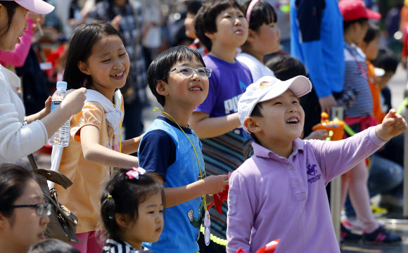 즐거운 어린이날  어린이 날인 5일 서울 능동 어린이대공원을 찾은 기족단위 시민들이 즐거운 시간을 보내고  있다.  연합뉴스