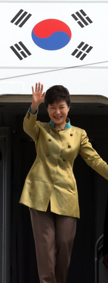 박근혜 대통령이 5일 오후(현지시간) 미국 순방 첫 방문도시인 뉴욕 JFK공항에 도착, 환영나온 인사들에게 손을 들어 인사하고 있다.  연합뉴스