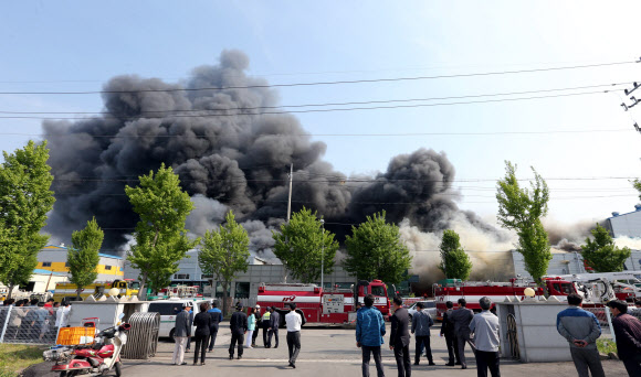 6일 오후 3시 16분께 광주 광산구 옥동 평동산단 내 보온재를 생산하는 고무, 합성수지 제조 공장에서 불이 나 검은 연기가 치솟고 있다. 연합뉴스