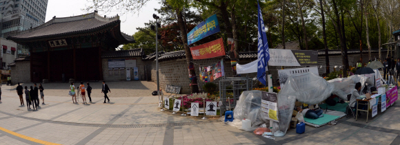 문화재 주변의 집회·시위 금지를 놓고 논란이 이는 가운데 6일 서울 중구 덕수궁 대한문 앞에서 쌍용자동차 해고 노동자들이 농성을 하고 있다.  박지환 기자 popocar@seoul.co.kr