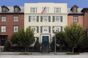 트럼프, 문 대통령 ‘파격 환대’…“첫 방미 영빈관 3박은 처음”