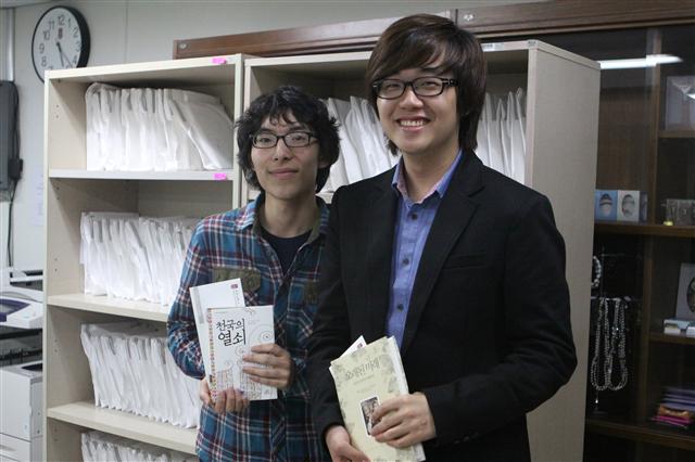 서강대 1학년 전상현(오른쪽), 유종훈 학생이 부모로부터 받은 책을 손에 들고 웃고 있다. 서강대 제공