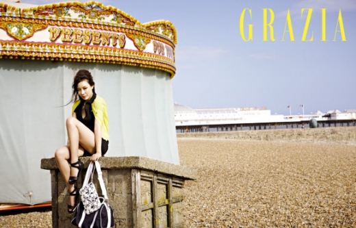 배우 김아중이 영국 브라이튼 해변에서 매력적인 각선미를 뽐내고 있다. <br>그라치아 제공