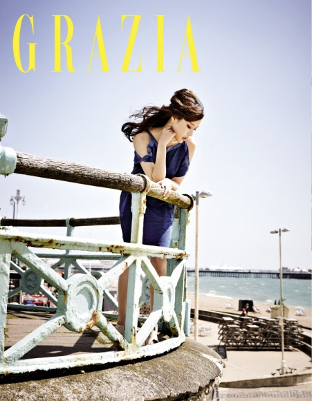 배우 김아중이 영국 브라이튼 해변에서 매력적인 각선미를 뽐내고 있다. <br>그라치아 제공