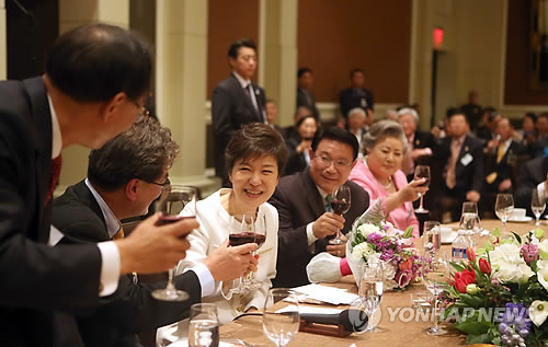 박근혜 대통령이 6일 오후(현지시간) 미국 워싱턴 만다린 오리엔털호텔에서 열린 동포간담회에서 참석자들과 건배하고 있다.