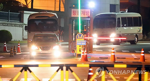 서울 서초구 국정원 앞에서 압수수색을 마친 검찰차량이 밖으로 나오고 있다.  연합뉴스
