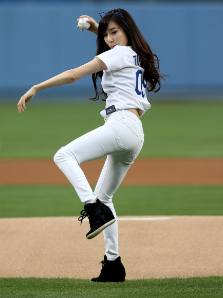 소녀시대 멤버 티파니가 미국 프로야구 로스앤젤레스 다저스 경기에서 시구를 선보이고 있다.