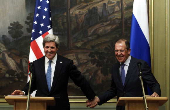 러시아를 방문한 존 케리(왼쪽) 미국 국무장관이 7일(현지시간) 모스크바에서 세르게이 라브로프 러시아 외무장관과 기자회견을 마친 뒤 손을 잡고 웃고 있다. 