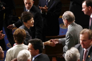 [韓·美 정상회담] 朴대통령, 한국전 참전 의원 거명하며 감사… 의원들 기립박수