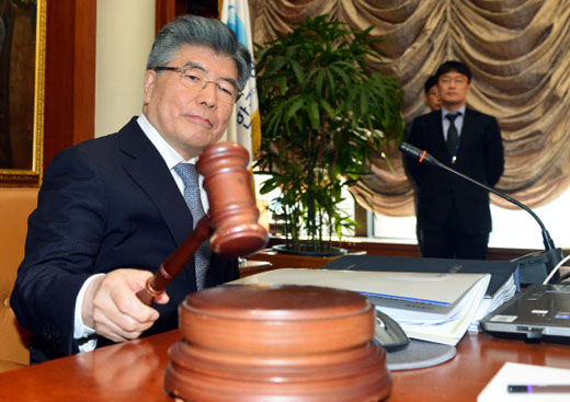 한국은행 금융통화위원회 김중수 한국은행 총재가 9일 오전 중구 한은에서 열린 금융통화위원회에서 의사봉을 두드리고 있다.  연합뉴스