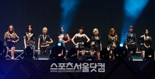 그룹 소녀시대가 11일 서울월드컵경기장에서 열린 ‘사랑한다 대한민국 2013 드림콘서트’에서 공연을 펼치고 있다.