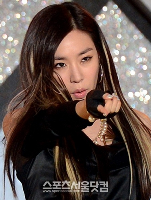그룹 소녀시대가 11일 서울월드컵경기장에서 열린 ‘사랑한다 대한민국 2013 드림콘서트’에서 공연을 펼치고 있다.
