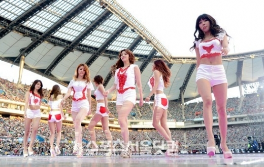 그룹 레인보우가 11일 서울월드컵경기장에서 열린 ‘사랑한다 대한민국 2013 드림콘서트’에서 공연을 펼치고 있다.