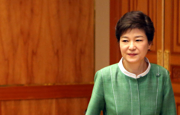 박근혜 대통령이 13일 오전 청와대 집현관에서 열린 수석비서관회의에 참석하고 있다. 청와대사진기자단