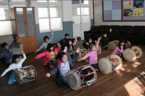 충남의 한 초등학교 아이들이 방과후 교실에서 장구 연주를 배우고 있다.