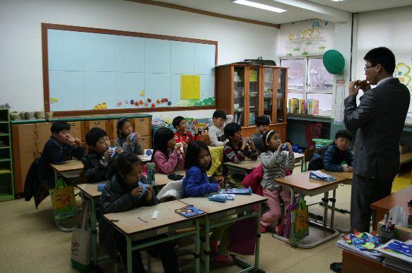 충남의 한 초등학교 아이들이 방과후 교실에서 오카리나 연주를 배우고 있다.