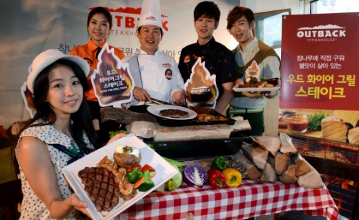 “참나무로 구운 스테이크 나왔어요”