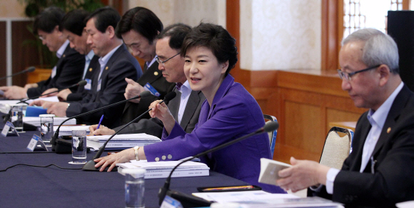 박근혜(오른쪽 두번째) 대통령이 16일 청와대에서 모든 부처 장관과 청와대 전 수석이 참석한 새 정부의 첫 재정전략회의를 주재하고 있다. 