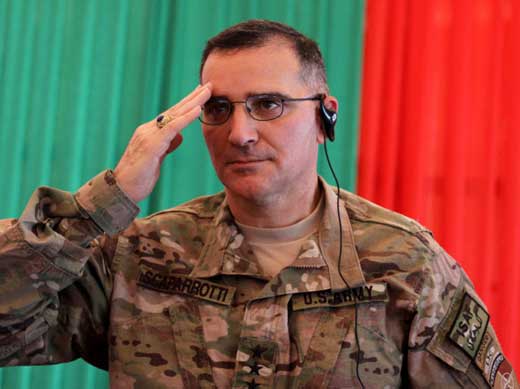 커티스 스카파로티 중장이 지난 2011년 7월 아프가니스탄 판지쉬르에서 열린 치안유지작전권 이양식에서 경례하는 모습.연합뉴스
