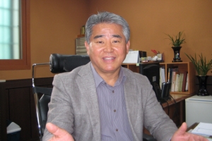 “통영시 처치 곤란 굴껍데기 분말처리  시멘트 대용 친환경 건축재 만들었죠”