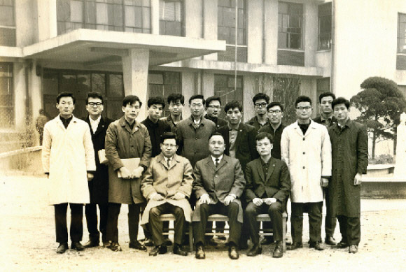 1969년 서울 동숭동 서울대 사법대학원 시절 사진. 의자에 앉은 사람 중 왼쪽이 김철수 교수.