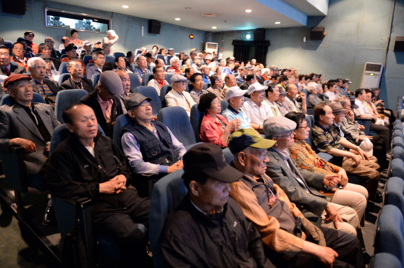 지난 17일 서울 종로구 낙원동의 실버 영화관 허리우드클래식에서 노인 관객들이 영화를 감상하고 있다. 이 영화관은 만 55세 이상이면 2000원에 입장할 수 있다. 
