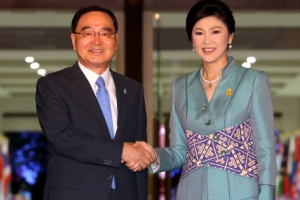 잉락 총리 영접 받는 정홍원 총리