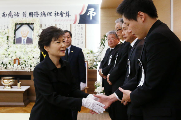 박근혜 대통령이 20일 오전 서울 일원동  삼성서울병원 장례식장에 마련된 고 남덕우 전 국무총리의 빈소를 방문, 유족들을 위로하고 있다.  연합뉴스