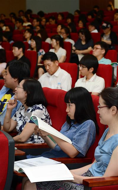 수시 모집 정원의 19%를 차지하는 입학사정관 전형에 대한 학생과 학부모들의 관심이 높다. 사진은 지난해 7월 서울 건국대에서 열린 ‘입학사정관제 이해를 위한 자녀와 함께하는 학부모 콘퍼런스’에 참가한 학생과 학부모들이 이 대학 입학사정관의 강연을 듣고 있는 모습이다. 서울신문 포토라이브러리