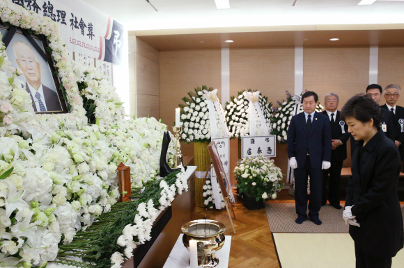 박근혜 대통령이 20일 서울 강남구 일원동 삼성서울병원 장례식장에 마련된 고(故) 남덕우 전 국무총리의 빈소를 찾아 조문하고 있다. 청와대 제공 