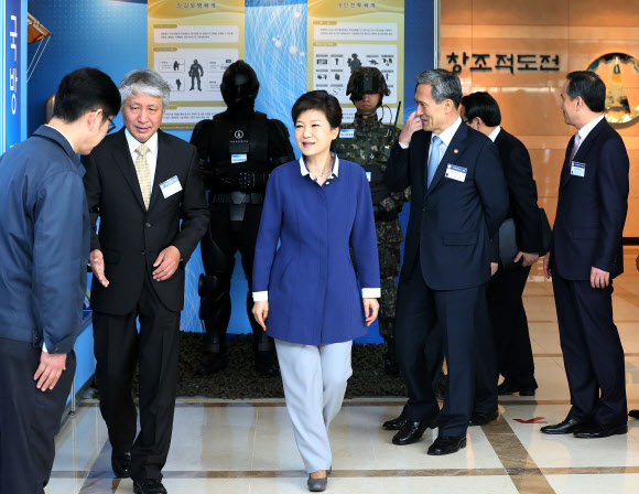 박근혜 대통령이 22일 대전 유성구 국방과학연구소를 방문, 전시된 무기 등을 살펴보고 있다.  연합뉴스