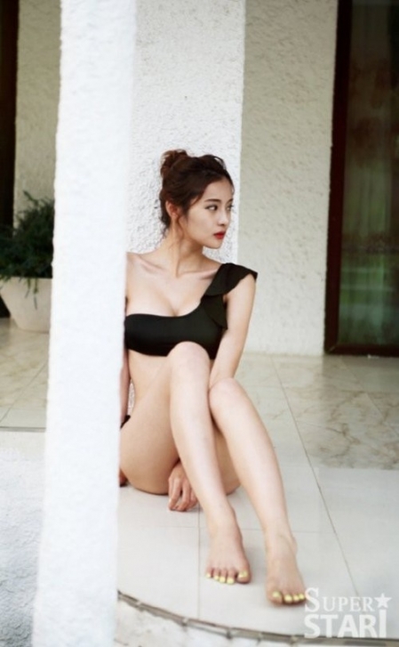 이은별의 비키니 화보가 공개됐다.<br>슈퍼스타아이