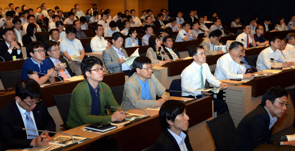 22일 오후 국무조정실 새만금사업추진기획단 주최로 서울 남대문로 대한상공회의소에서 열린 ‘새만금 투자 활성화 대토론회’에서 참석자들이 진지한 표정으로 토론 내용을 듣고 있다.  이언탁 기자 utl@seoul.co.kr
