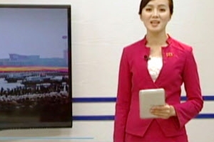 태블릿PC 들고 방송 진행하는 북한 아나운서