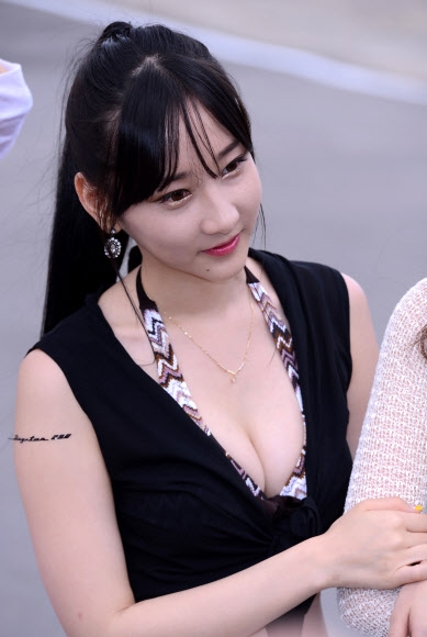 지난 19일 서울 잠실 탄천 스피드 트랙에서 열린 ‘2013년 코리아 스쿠터 레이스 챔피언십(이하 KSRC)’ 에서 새내기 레이싱 모델 한가희(23)가 청순한 매력을 뽐내고 있다.<br>스포츠서울