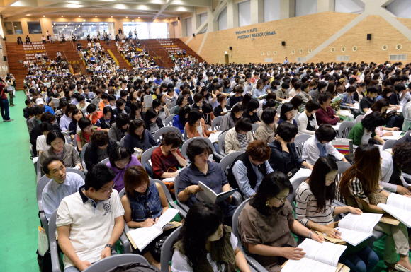 지난달 23일 서울 한국외국어대학교에서 열린 하늘교육 2014 고교선택 및 대입 변화분석 설명회에 많은 학부모 등이 찾아와 전국 고교 유형별 선발방식 등에 대한 강의를 듣고 있다.  서울신문