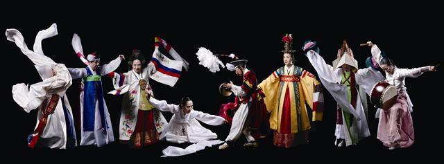 전통 춤의 여류 대가 8인이 계파의 경계를 허물고 자존심을 건 춤판을 벌이는 ‘팔무전’(八舞傳).  한국문화재보호재단 제공
