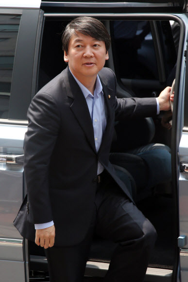 안철수 무소속 의원이 24일 오후 기자들과의 오찬 간담회에 참석하려고 서울 여의도의 한 음식점 앞에 도착해 차에서 내리고 있다.  연합뉴스